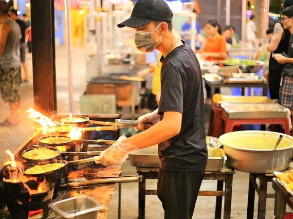 ラーメン屋の厨房の画像
